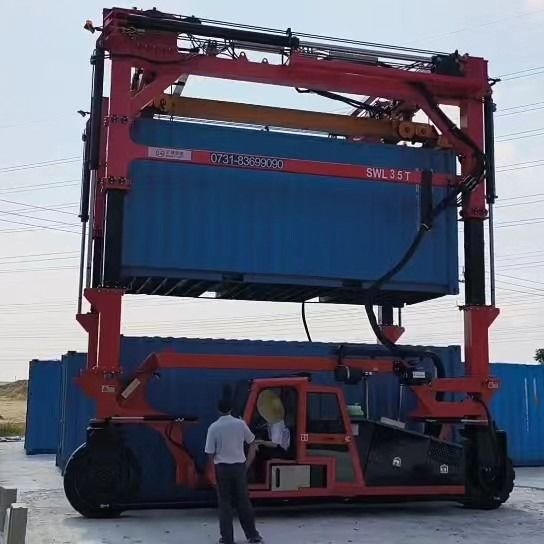 80T Straddle Carrier Truck Heavy Duty Vehicle for Port / Stock Yards Lifting Containers